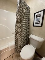 Lake view two bedroom, two bath log-sided cottage with private hot tub