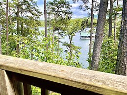 Lake view two bedroom, two bath log-sided cottage with private hot tub