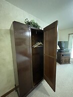 Lake view two bedroom, two bath log-sided cottage with private hot tub