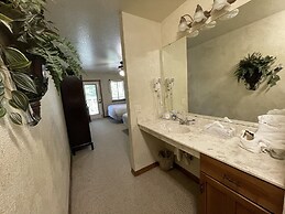 Lake view two bedroom, two bath log-sided cottage with private hot tub