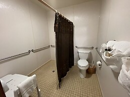 Lake view two bedroom, two bath log-sided cottage with private hot tub