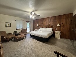 Lake view three bedroom, three bath cottage with hot tub overlooking L