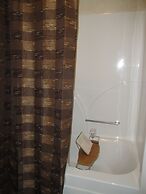 Lake view three bedroom, three bath cottage with hot tub overlooking L