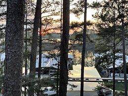 Mountain Harbor two bedroom Lodge cottage by RedAwning