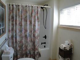 Mountain Harbor two bedroom Lodge cottage by RedAwning