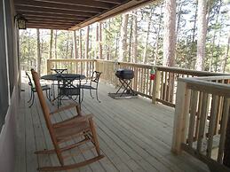 Mountain Harbor two bedroom Lodge cottage by RedAwning
