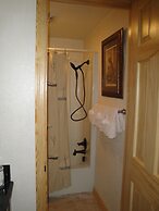 Mountain Harbor two bedroom Lodge cottage by RedAwning