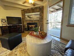 Mountain Harbor two bedroom Lodge cottage by RedAwning