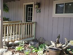 Mountain Harbor two bedroom Lodge cottage by RedAwning