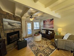 Mountain Harbor two bedroom Lodge cottage by RedAwning