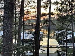 Mountain Harbor two bedroom Lodge cottage by RedAwning