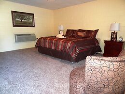 King Guest Room located at the Joplin Inn at the entrance to Mountain 