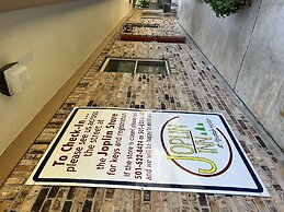 Queen Guest Room located at the Joplin Inn at the entrance to Mountain
