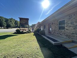 Queen Guest Room located at the Joplin Inn at the entrance to Mountain