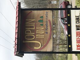 Queen Guest Room located at the Joplin Inn at the entrance to Mountain