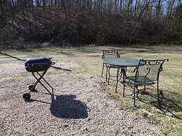 Queen Guest Room located at the Joplin Inn at the entrance to Mountain