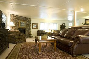 Lake side three bedroom, two bath house on Lake Ouachita with private 