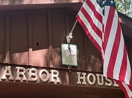 Lake side three bedroom, two bath house on Lake Ouachita with private 