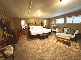 Lake side three bedroom, two bath house on Lake Ouachita with private 