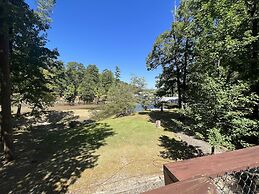 Lake side three bedroom, two bath house on Lake Ouachita with private 