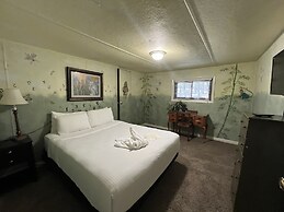 Lake side three bedroom, two bath house on Lake Ouachita with private 