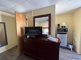 JI4, King Guest Room at the Joplin Inn at entrance to the resort by Re