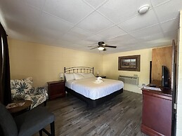 Ji6, King Guest Room at the Joplin Inn at Entrance to the Resort by Re