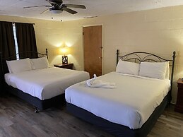Ji8, Queen Guest Room at the Joplin Inn at Entrance to the Resort, , J