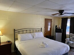 Queen Guest Room located at the Joplin Inn at the entrance to Mountain