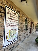 Queen Guest Room located at the Joplin Inn at the entrance to Mountain