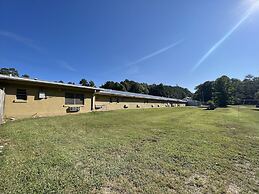 Queen Guest Room located at the Joplin Inn at the entrance to Mountain