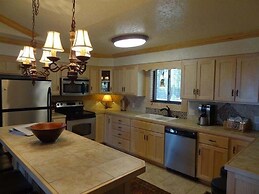 Luxury three bedroom, three bath cottage with hot overlooking Lake Oua