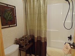 Luxury three bedroom, three bath cottage with hot overlooking Lake Oua