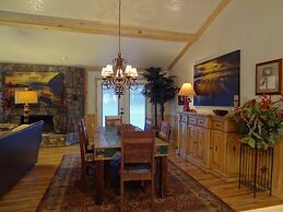 Luxury three bedroom, three bath cottage with hot overlooking Lake Oua