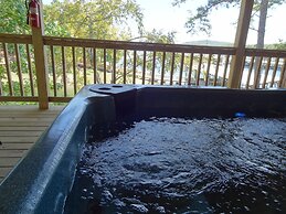 Luxury three bedroom, three bath cottage with hot overlooking Lake Oua