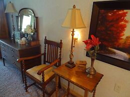 Luxury three bedroom, three bath cottage with hot overlooking Lake Oua