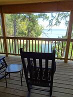 Luxury three bedroom, three bath cottage with hot overlooking Lake Oua