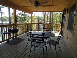 Luxury three bedroom, three bath cottage with hot overlooking Lake Oua