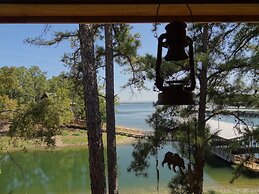 Luxury three bedroom, three bath cottage with hot overlooking Lake Oua