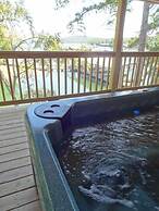 Luxury three bedroom, three bath cottage with hot overlooking Lake Oua