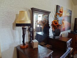 Luxury three bedroom, three bath cottage with hot overlooking Lake Oua