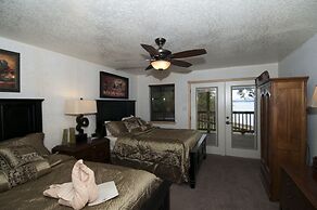 Luxury three bedroom, three bath cottage with hot overlooking Lake Oua