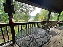 Luxury three bedroom, three bath cottage with hot overlooking Lake Oua