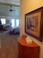 Luxury three bedroom, three bath cottage with hot overlooking Lake Oua