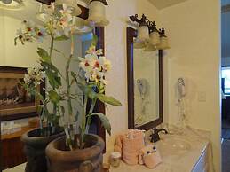 Luxury three bedroom, three bath cottage with hot overlooking Lake Oua