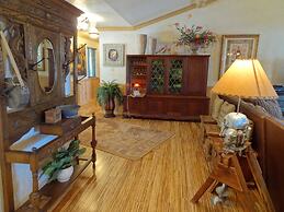 Luxury three bedroom, three bath cottage with hot overlooking Lake Oua