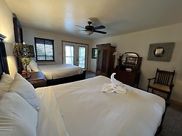 Luxury three bedroom, three bath cottage with hot overlooking Lake Oua