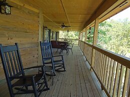 Luxury three bedroom, three bath cottage with hot overlooking Lake Oua