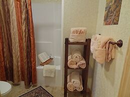 Luxury three bedroom, three bath cottage with hot overlooking Lake Oua