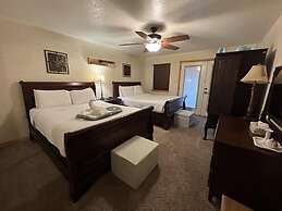 Luxury three bedroom, three bath cottage with hot overlooking Lake Oua